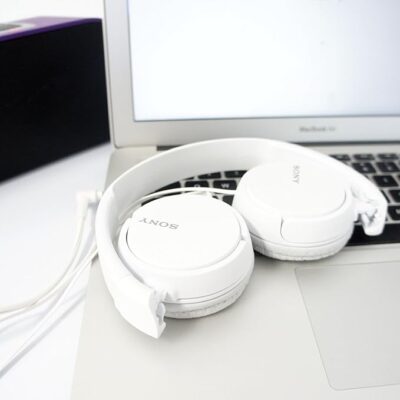 SONY Over On Ear Best Stereo Extra Bass Portable Headphones Headset for Apple iPhone iPod / Samsung Galaxy / mp3 Player / 3.5mm Jack Plug Cell Phone (White)